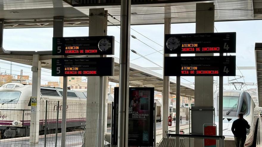 La huelga desata el caos ferroviario en Alicante y Renfe pide no viajar