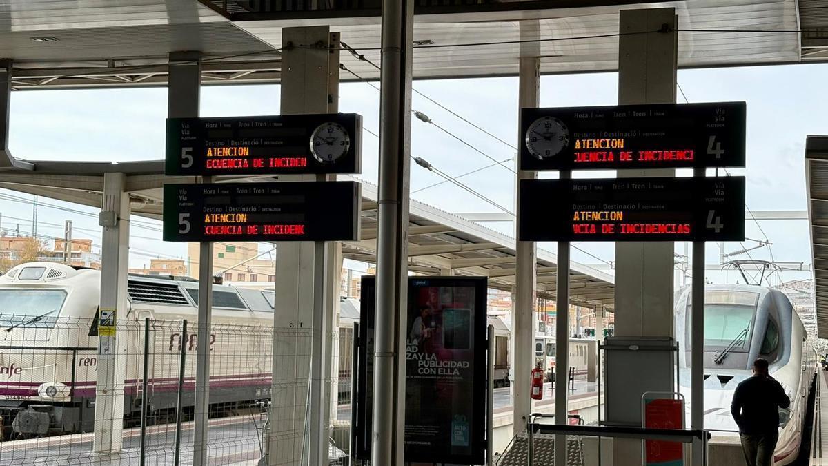 La huelga desata el caos ferroviario en Alicante y Renfe pide no viajar