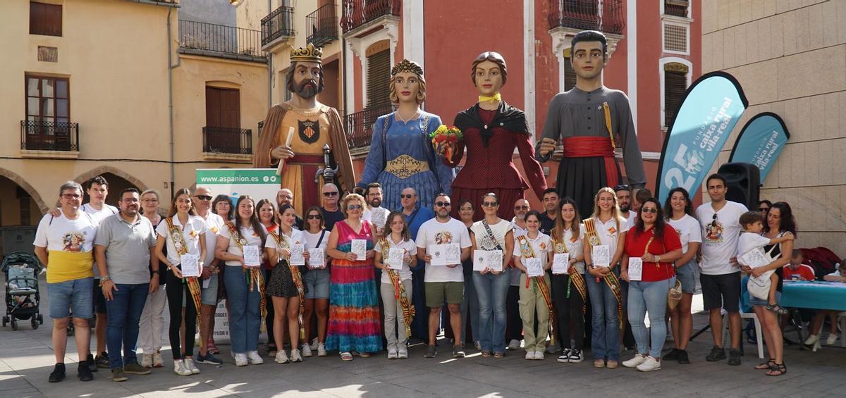 La Colla Gegantera de Vila-real organizó un evento solidario para recaudar fondos para los niños con cáncer, con la venta de un libro para colorear.