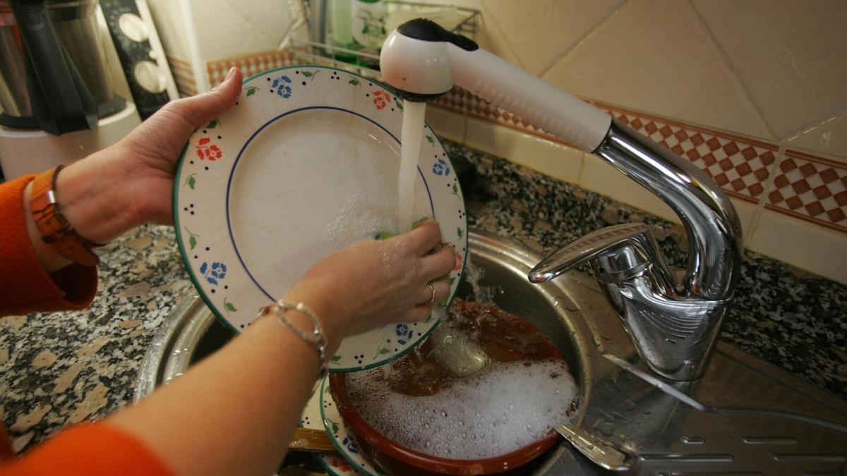 Sevilla y Málaga ya plantean subidas del 30% y 46% en la factura el agua.