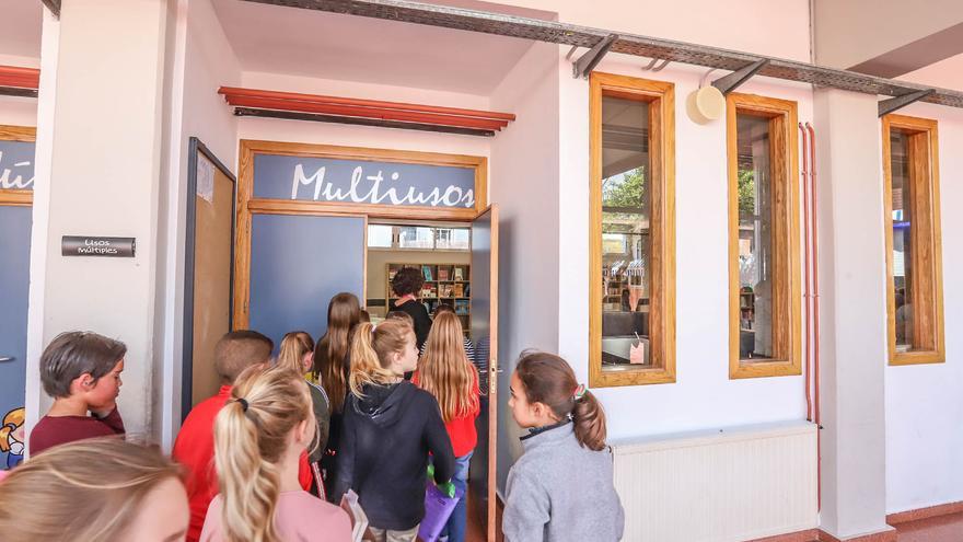 Llegan las rebajas escolares a Orihuela Costa: menos recursos en unos colegios ya saturados