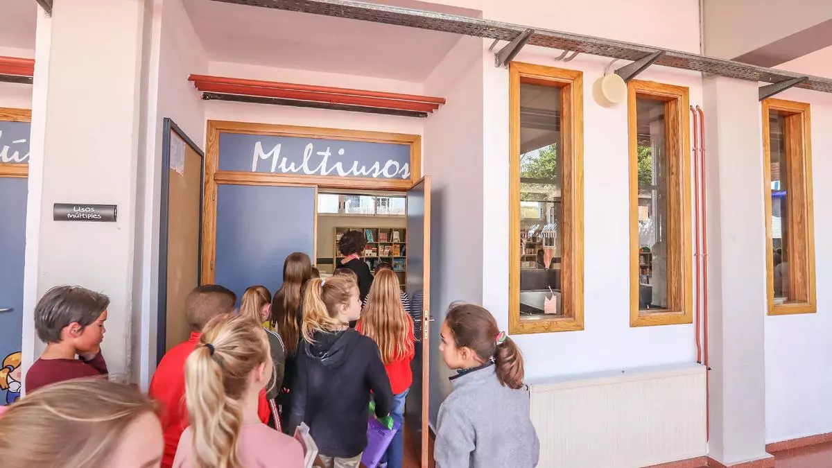Llegan las rebajas escolares a Orihuela Costa: menos recursos en unos colegios ya saturados
