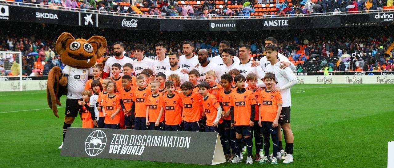 Los jugadores del Valencia posando junto a los niños protagonistas en el Valencia-Getafe