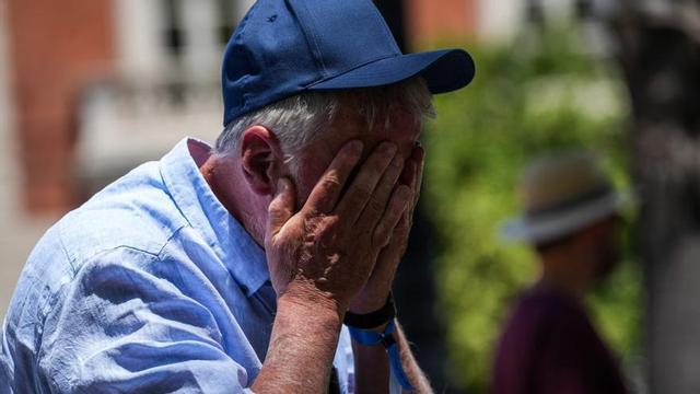 Un turista es protegeix de la calor en un carrer de Sevilla, el 27 de maig. | MARÍA JOSÉ LÓPEZ / EUROPA PRESS