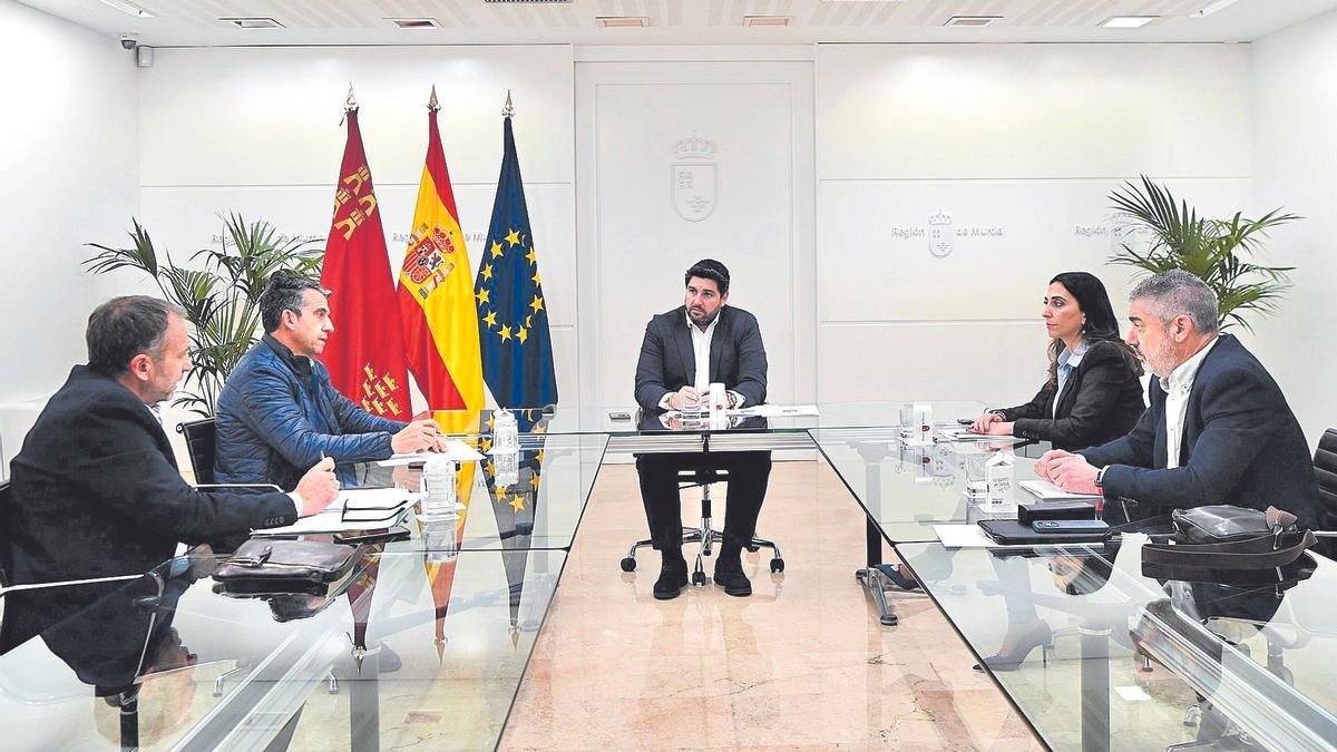 López Miras se reunió ayer en San Esteban con representantes de las organizaciones agrarias en la Región de Murcia.