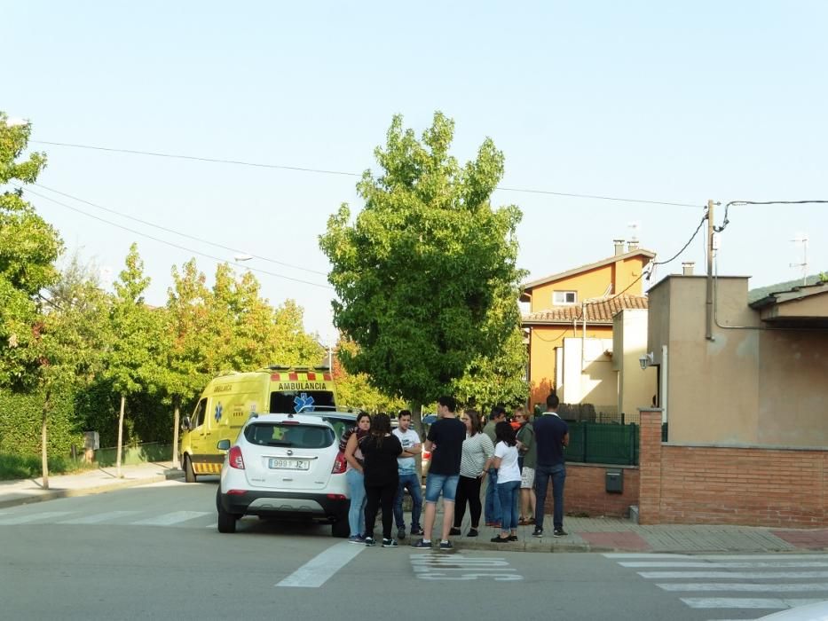 Un grup de veïns en el lloc dels fets