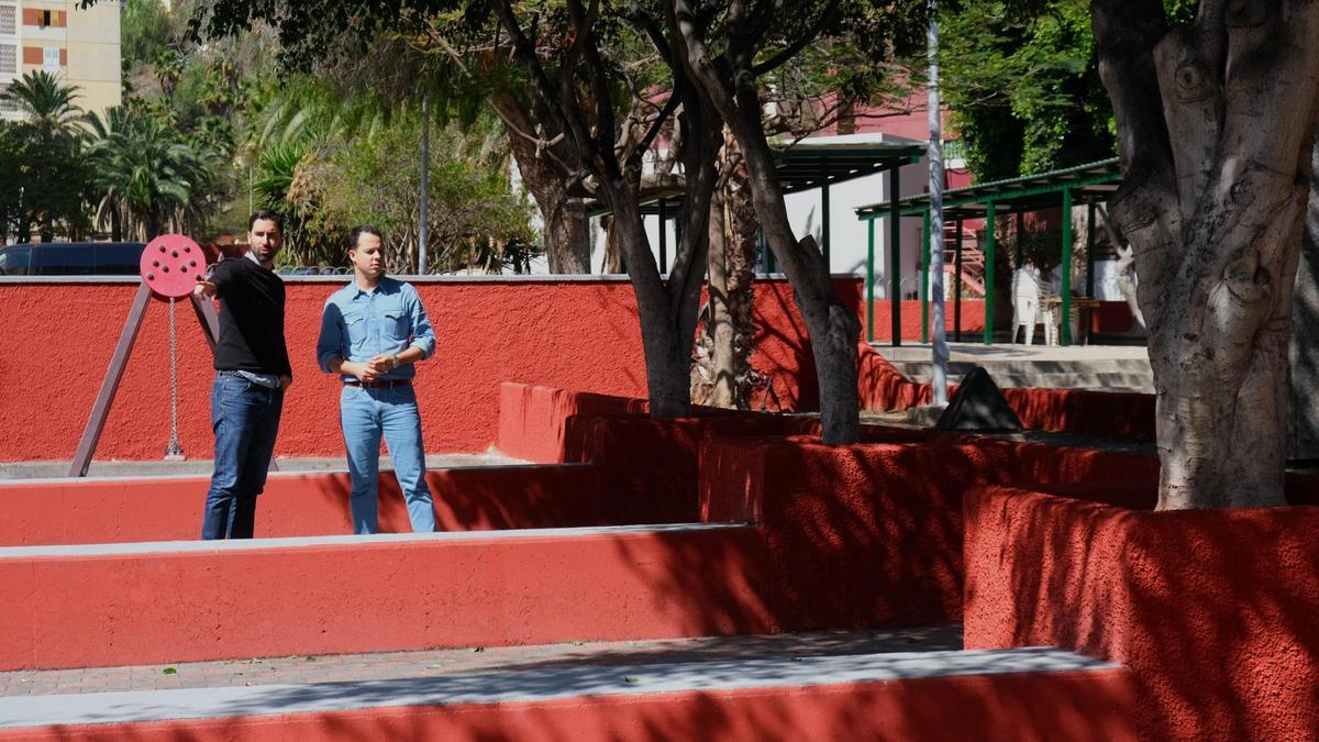 El concejal de Vias y Obras, Carlos Díaz, y el concejal del Distrito Ciudad Alta, Adrián Santana, en la plaza acondicionada.