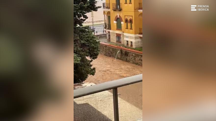 El arroyo Toquero con el caudal a punto de desbordarse a su paso por Málaga capital como consecunecia de la DANA