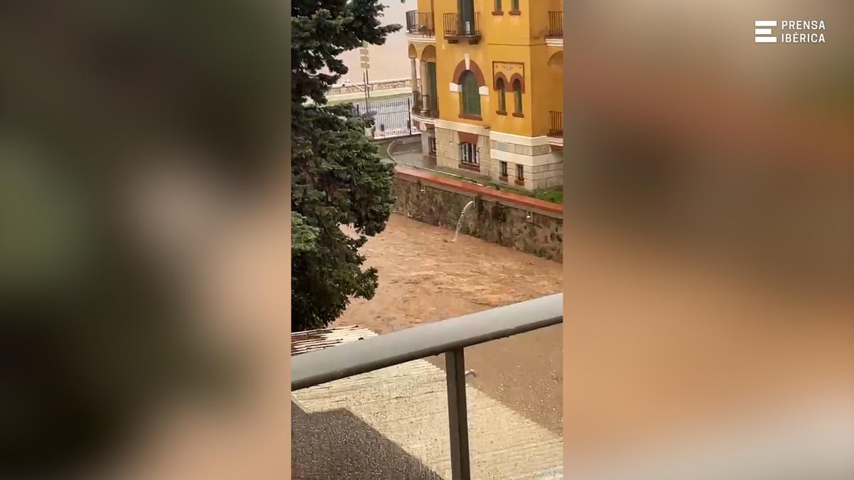 El arroyo Toquero con el caudal a punto de desbordarse a su paso por Málaga capital como consecunecia de la DANA