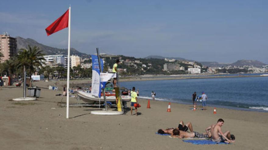 Las playas de Málaga con la bandera roja.