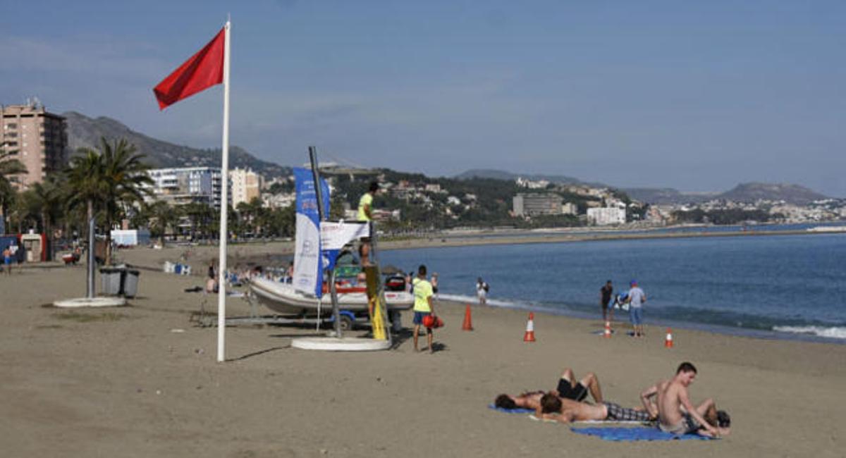 Las playas de Málaga con la bandera roja.