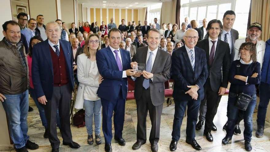 Abel Caballero (centro) en el acto de reconocimiento brindado por el sector de la hostelería. // Alba Villar