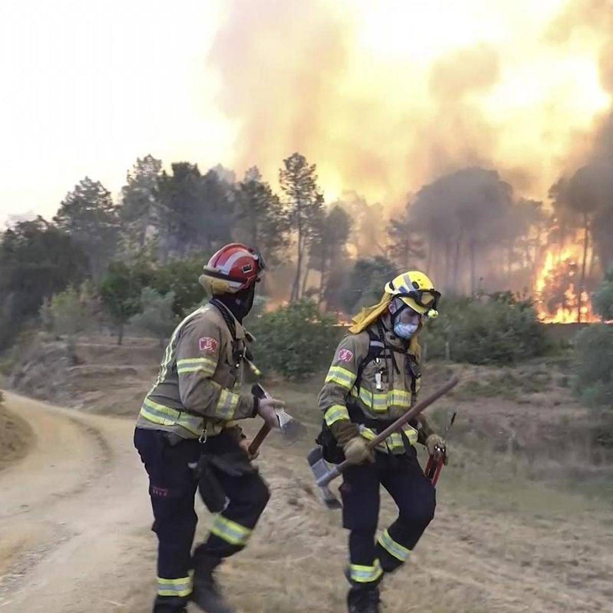 Los Bombers estabilizan el fuego de las Gavarres, pero tardarán días en extinguirlo