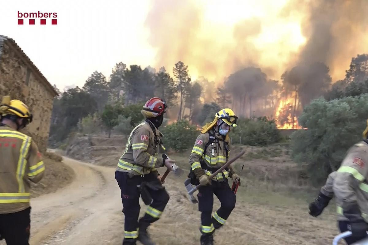 El incendio de La Bisbal, estabilizado en un 70 %, quema una casa y una masía, sin heridos