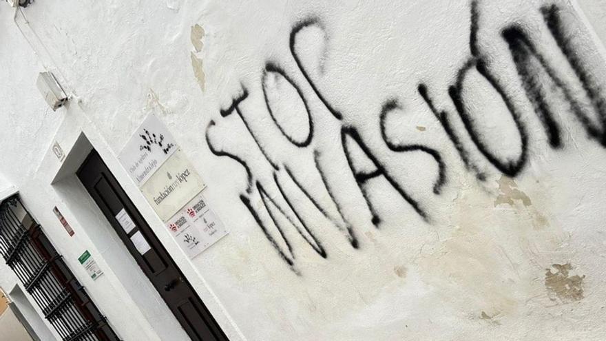 Aparecen pintadas de "Stop Invasión" en la fachada de la Fundación Ruy López en Almendralejo