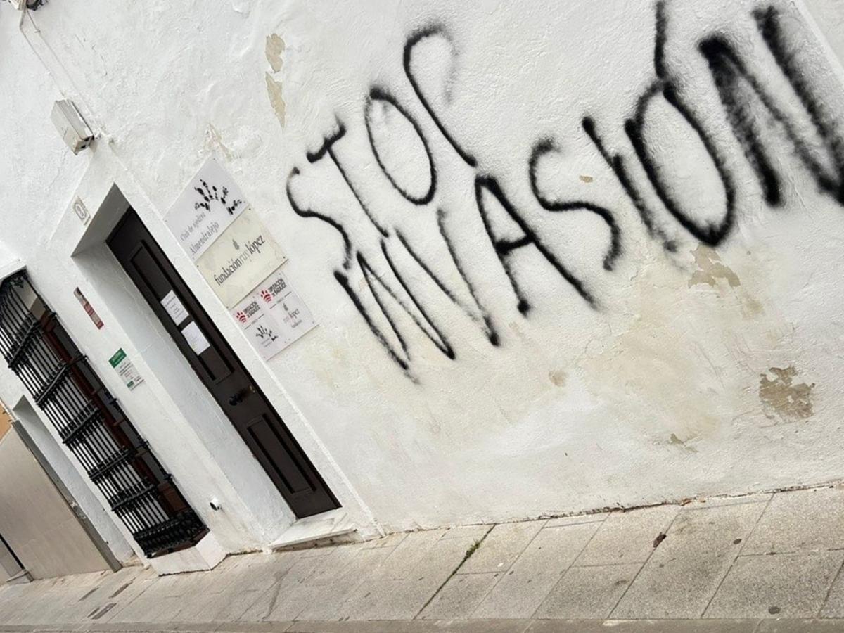 Pintadas en la fachada de la Fundación Ruy López de Almendralejo.