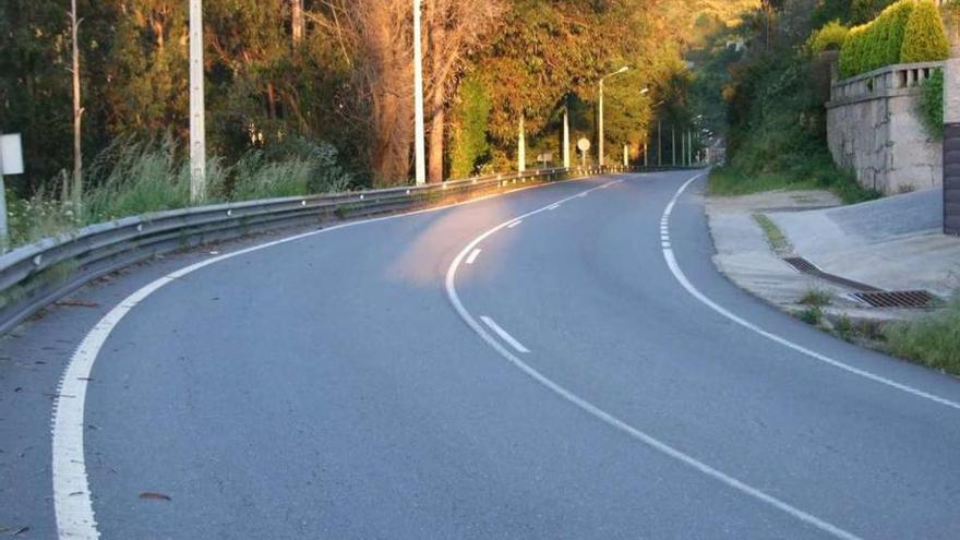 La carretera autonómica PO-551 a su paso por el núcleo poblacional de Bagüín. // Santos Álvarez