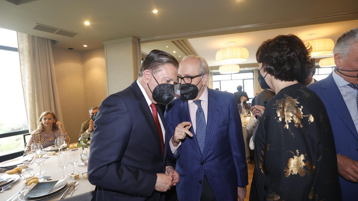 Entrega del premio "Oventese del año" al presidente la Cámara de Comercio, Carlos Paniceres