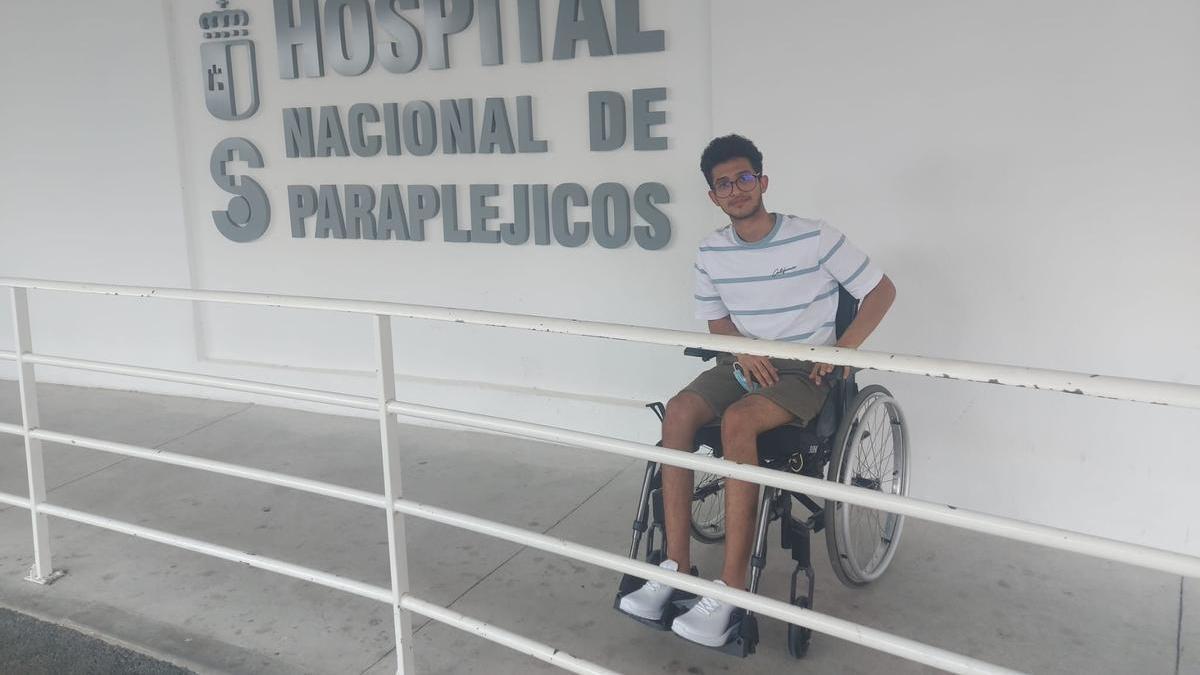 La historia de Diego, el joven que vino a Alicante en busca de una vida  mejor y está en una silla de ruedas