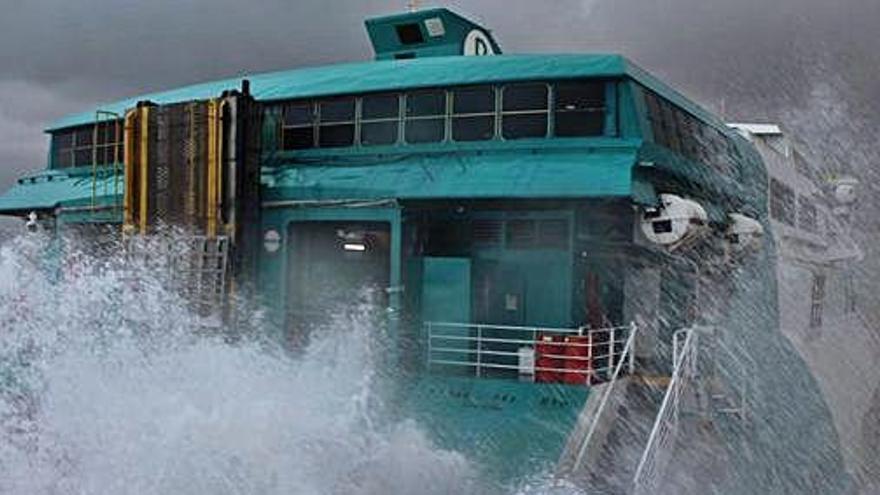 Las olas golpeaban ayer con fuerza el ferri embarrancado.