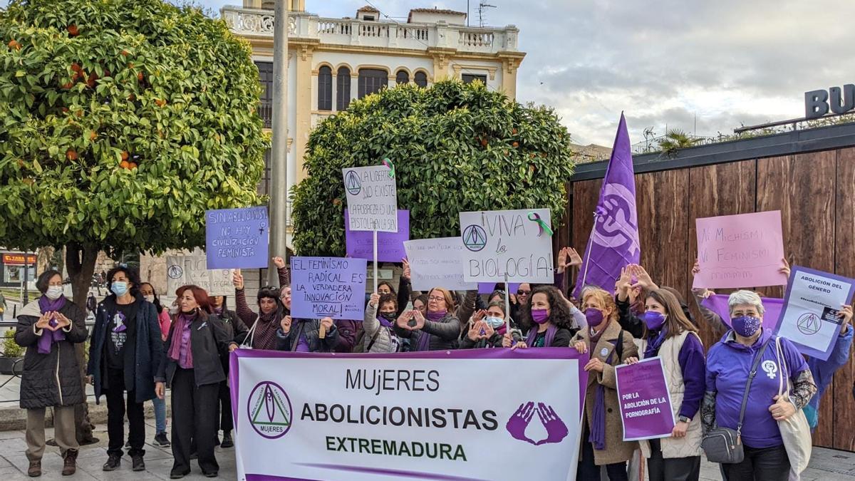 Miembros de la Plataforma Abolicionista, ayer en la manifestación que tuvo lugar en Mérida.