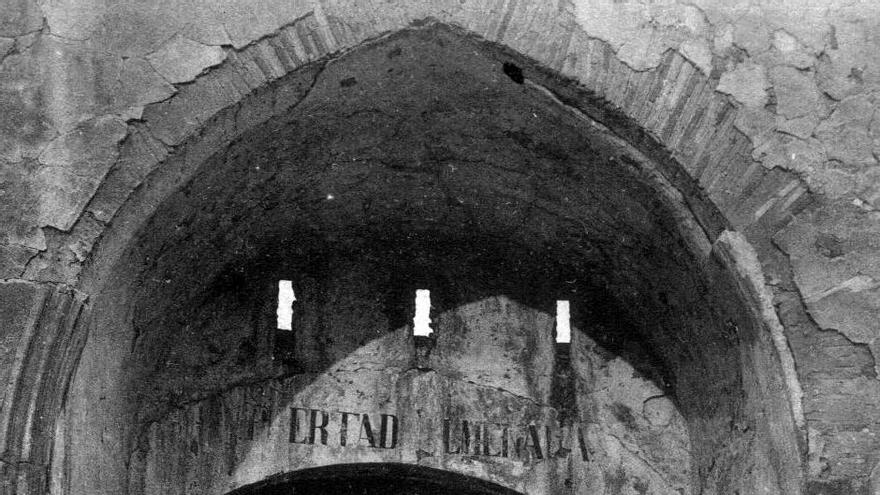 Porta d&#039;Almenara del castell de Sagunt on es van fer excavacions l&#039;any 1920.