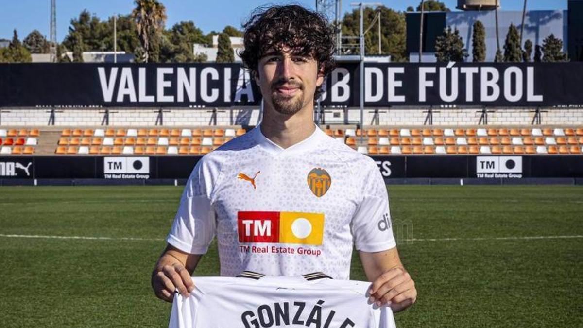 Hugo González, con la camiseta del Valencia.