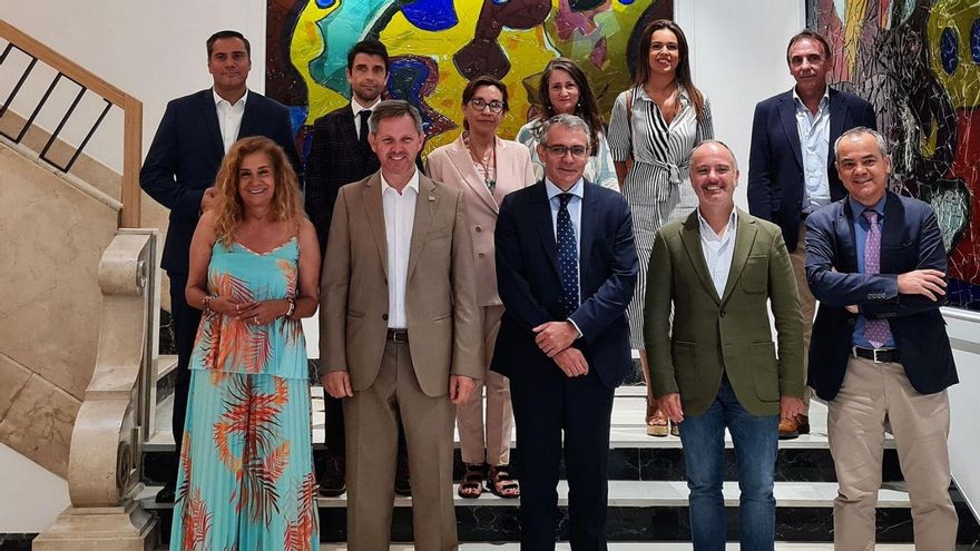Martínez Lacambra, ayer con el delegado de la Zona Franca, David Regades; el delegado del Gobierno en Galicia, José Miñones; la presidenta de la Deputación de Pontevedra, Carmela Silva, y el presidente de la Federación Provincial de Comercio, Iván Iglesias, entre otros..