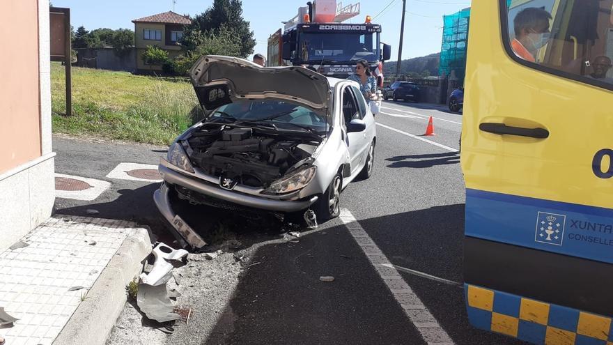 Un herido en Cee tras colisionar con su coche contra una casa