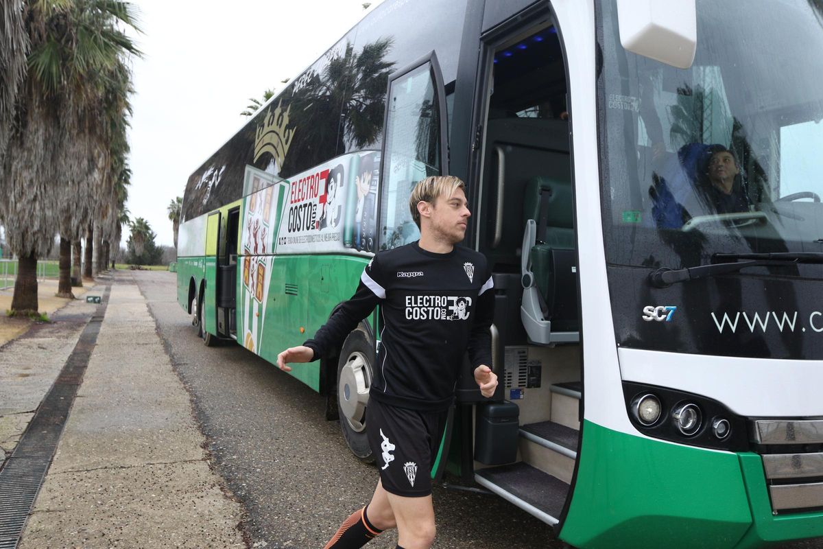 Javi Lara sube al bus oficial del Córdoba CF en la Ciudad Deportiva.