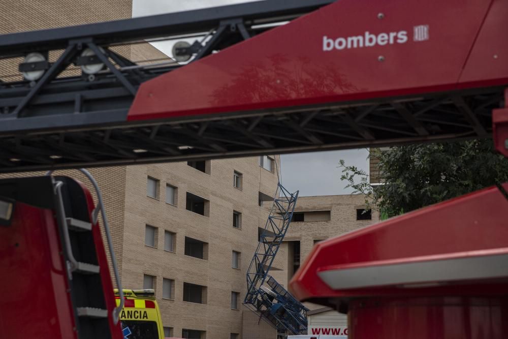 Una grua de grans dimensions es desploma en un bloc en construcció a Salt