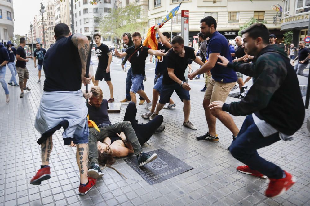 Una protesta ultra revienta la manifestación del Nou d'Octubre