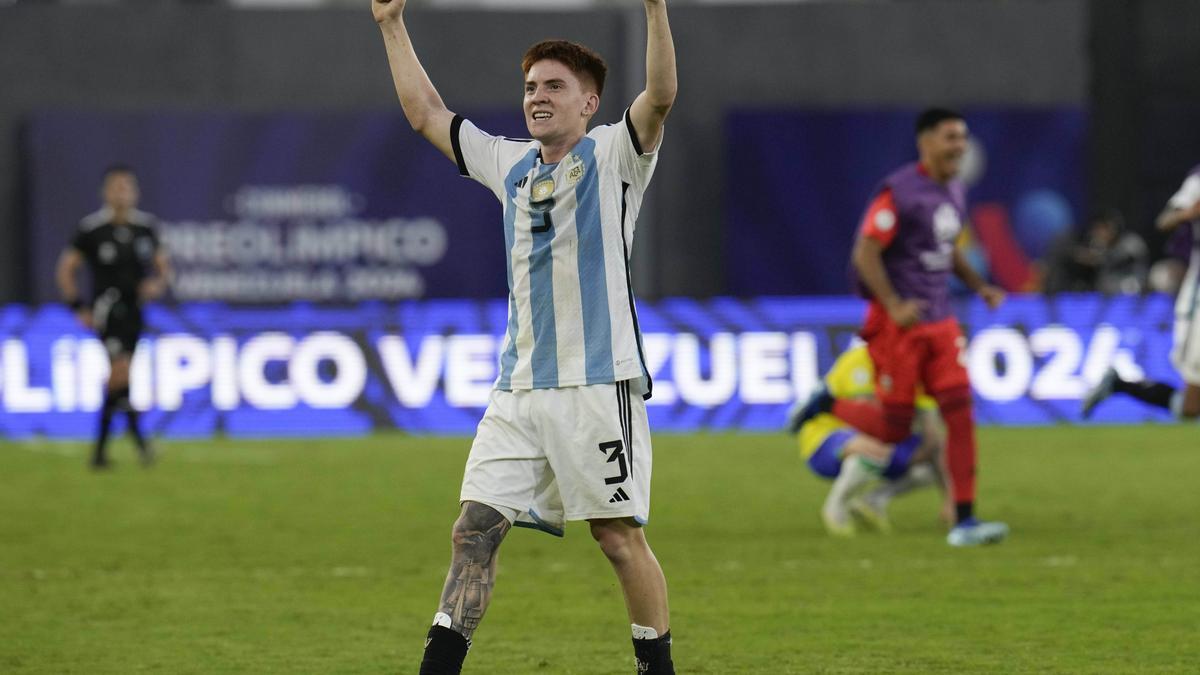 Valentín Barco celebra la victoria de Argentina sobre Brasil durante un partido del torneo preolímpico sub-23 de Sudamérica