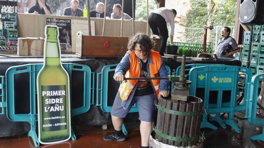 Demostración del mayado de la manzana que se realizó ayer durante el concurso de sidra hecha en madera.