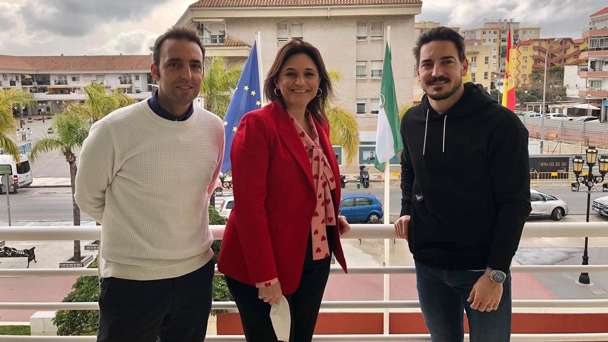 La alcaldesa de Torremolinos, Margarita del Cid, el concejal de deportes, Ramón Alcaide, y el karateca Damián Quintero