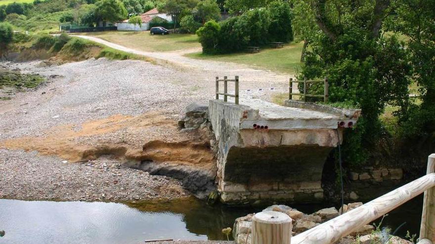 Estado que presenta actualmente el puente de Aramar, derruido en las riadas de 2010.