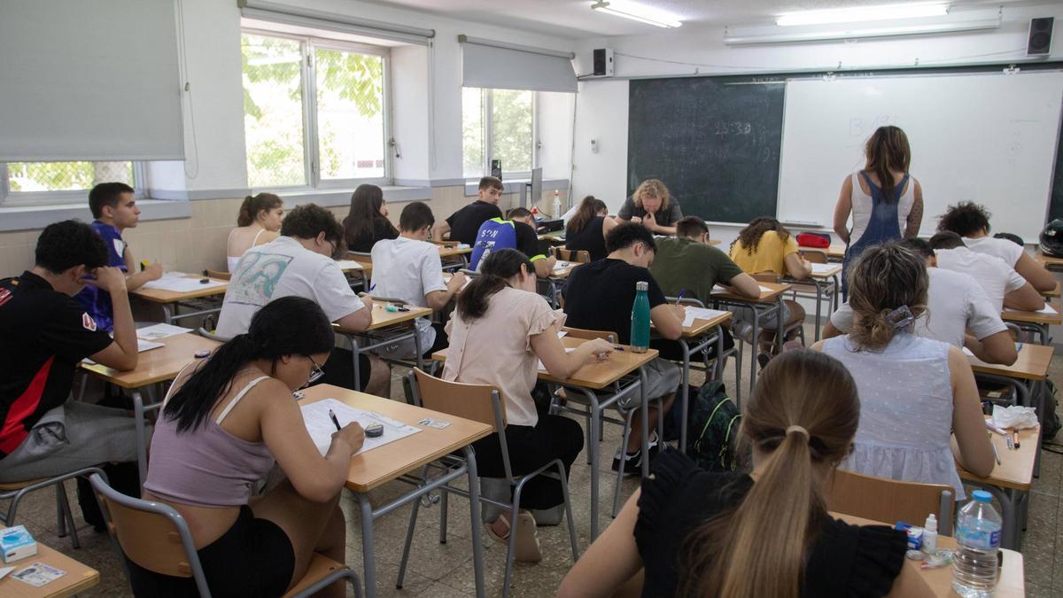 Exàmens de la PAU en el centre Enric Valor de Alzira enguany.