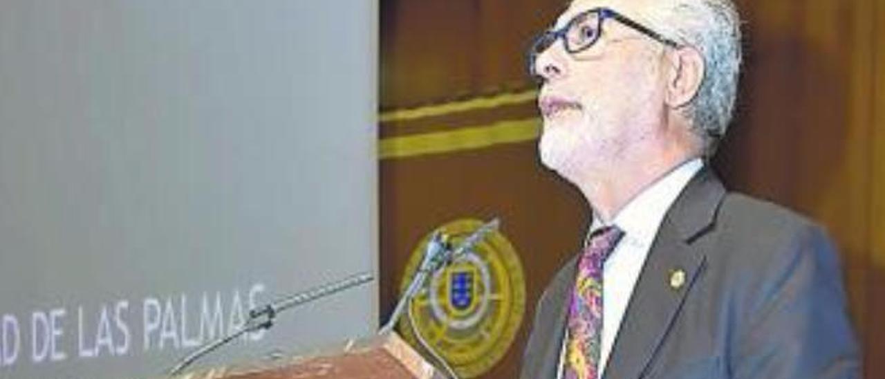 El rector, José Regidor, durante su intervención ayer en el Claustro.