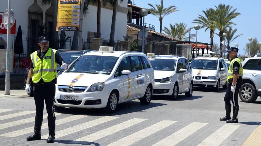 La Policía regula la hilera de taxis al salir de les Meravelles.