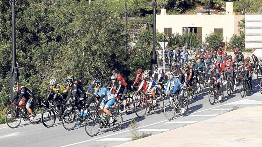 Imagen de la salida de la primera etapa de la Vuelta Cicloturista a Ibiza del año pasado.