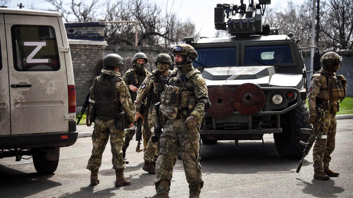 Soldados rusos patrullan una calle el 11 de abril de 2022 en Volnovakha, en la autoproclamada República Popular de Donetsk (DNR). La foto fue tomada durante un viaje organizado por el ejército ruso.