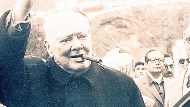 Churchill saluda a su llegada a La Palma en 1959.