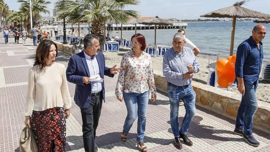 El equipo de Ciudadanos, ayer, en el paseo marítimo de Los Alcázares.