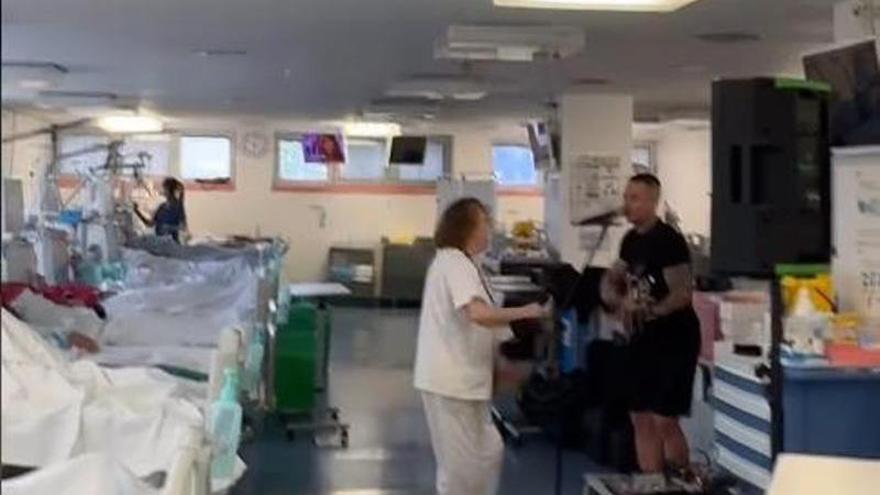 Diálisis con rumba en Avilés: guitarra y baile para amenizar la tarde en el Hospital San Agustín