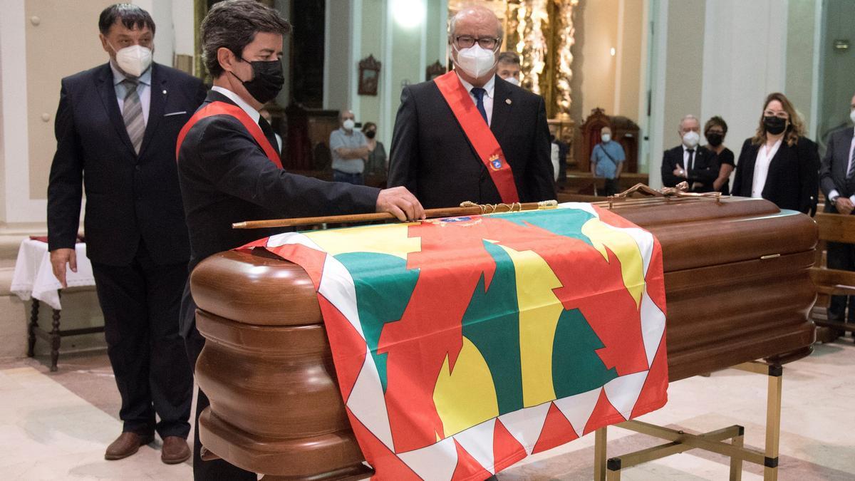 El alcalde de Huesca, Luis Felipe, en el funeral de Enrique Sánchez Carrasco