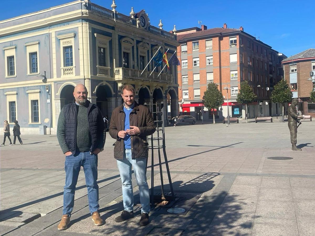 Roberto Vázquez y Adrián Pumares, este martes, en Pola de Laviana.