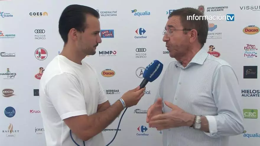 Andrés Perelló pasa por el Racó de Información TV en los Jardines de la Diputación