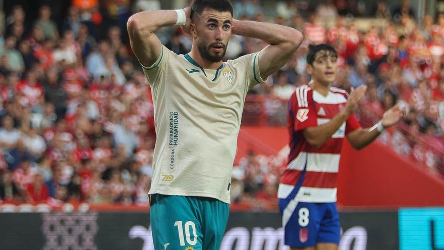 El Córdoba CF ve volar un punto en Granada en el descuento