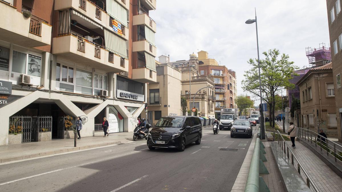 Badalona, 22 de abril de 2025. Imágenes del tráfico actual de la Via Augusta de Badalona antes de la peatonalización de la calle Francesc Layret de Badalona