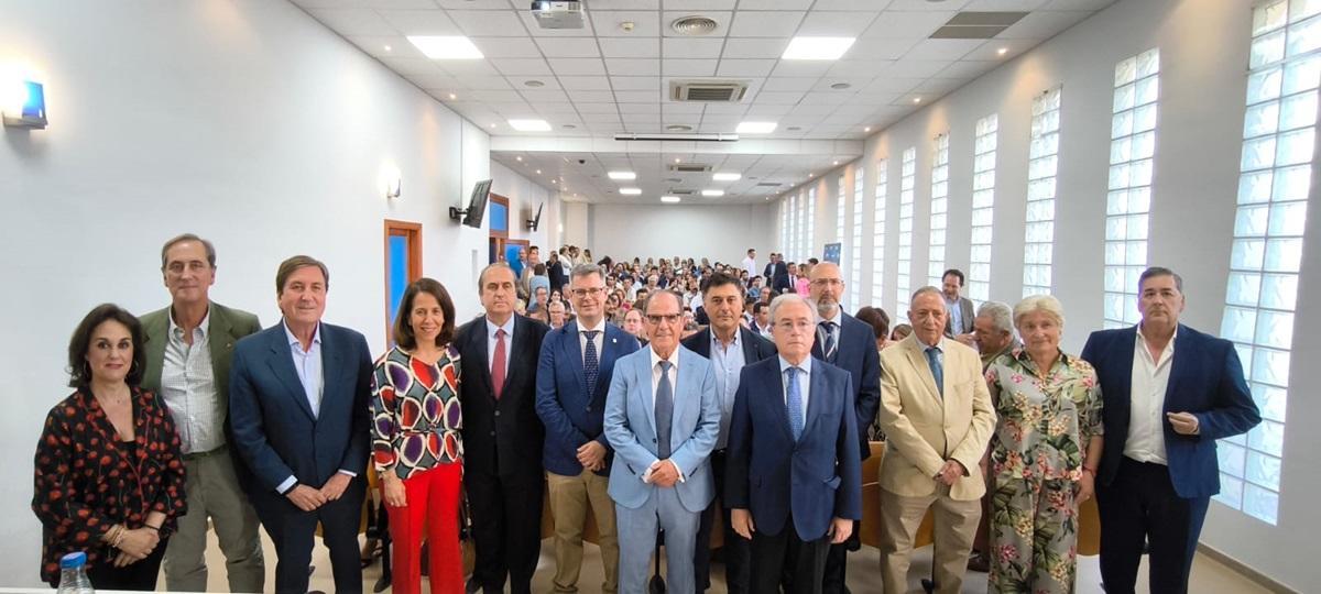 El acto ha contado con la asistencia de miembros de las familias protagonistas del libro, así como de representantes empresariales e institucionales que han respaldado este proyecto editorial.